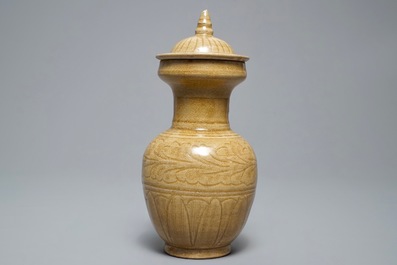 Un vase couvert en gr&egrave;s porcelaineux brun &agrave; d&eacute;cor floral incis&eacute;, Song ou apr&egrave;s