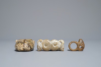 Trois pi&egrave;ces archa&iuml;ques en jade sculpt&eacute;, Chine, N&eacute;olithique ou apr&egrave;s