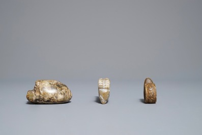 Trois pi&egrave;ces archa&iuml;ques en jade sculpt&eacute;, Chine, N&eacute;olithique ou apr&egrave;s