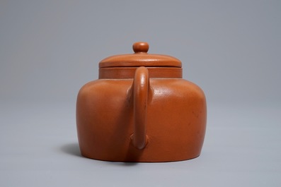 A Chinese Yixing stoneware teapot and cover, six-character mark, 19/20th C.