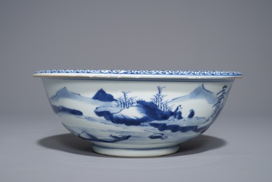 Un bol en porcelaine de Chine bleu et blanc, Yongzheng/Qianlong