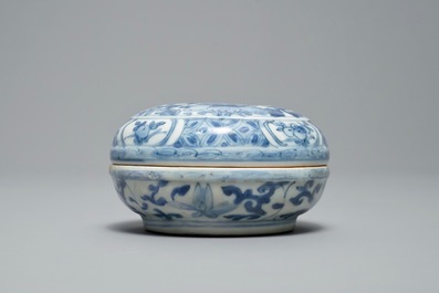 Une bo&icirc;te ronde couverte en porcelaine de Chine bleu et blanc, Kangxi