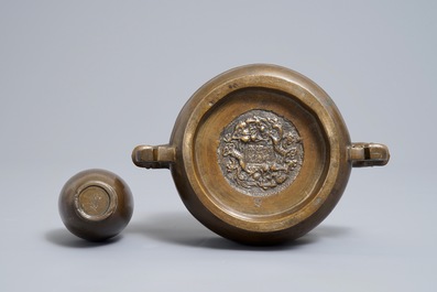 Een Chinese met zilver ingelegde bronzen wierookbrander en een vaas, Shishou merk, 19e eeuw