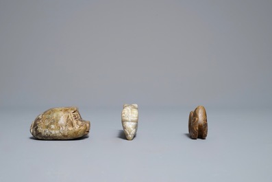 Trois pi&egrave;ces archa&iuml;ques en jade sculpt&eacute;, Chine, N&eacute;olithique ou apr&egrave;s