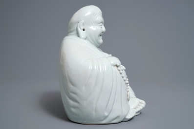 Een Chinese blanc de Chine figuur van Boeddha, zegelmerk, 19/20e eeuw
