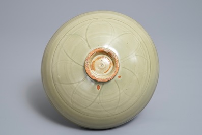 Un bol en porcelaine de Chine c&eacute;ladon de Longquan &agrave; d&eacute;cor incis&eacute;, Yuan ou Ming