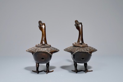 Een paar Chinese bronzen wierookbranders in de vorm van eenden, 18/19e eeuw