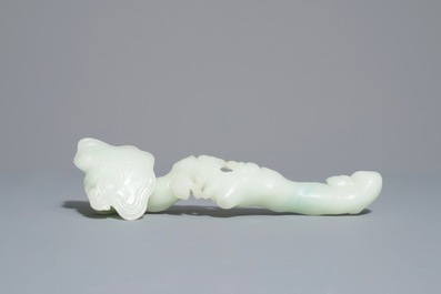 Een Chinese lichte celadon jade ruyi scepter, 19/20e eeuw