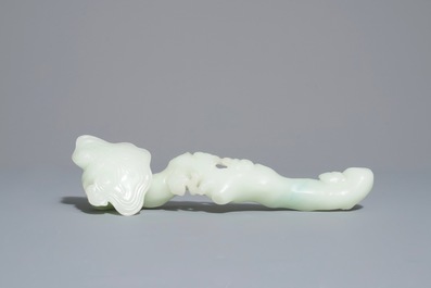 Un sceptre ruyi en jade c&eacute;ladon sculpt&eacute;, Chine, 19/20&egrave;me