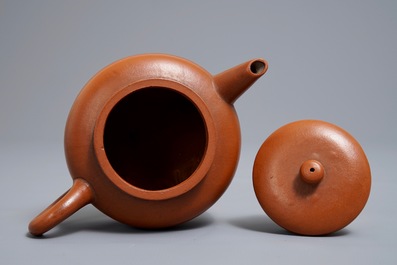 A Chinese Yixing stoneware teapot and cover, six-character mark, 19/20th C.