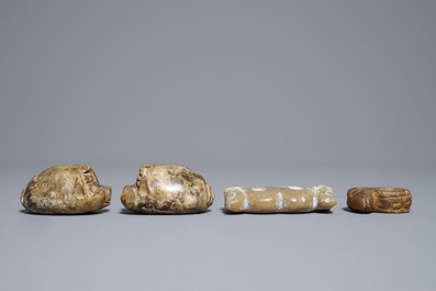 Drie Chinese archa&iuml;sche jade snijstukken, Neolithische periode of later