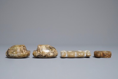 Trois pi&egrave;ces archa&iuml;ques en jade sculpt&eacute;, Chine, N&eacute;olithique ou apr&egrave;s