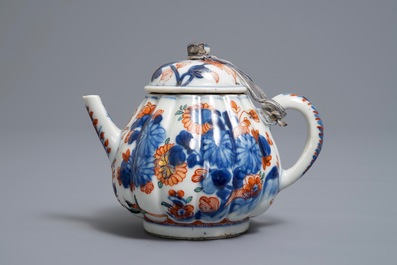 Een Chinese Imari-stijl theepot en een bord met vogel op perkamentrol, Kangxi/Yongzheng