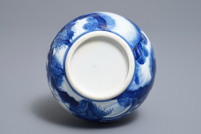 Un vase de forme bouteille en porcelaine de Chine bleu et blanc, Kangxi
