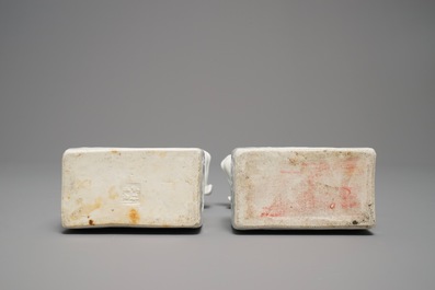 Une paire de mod&egrave;les de chiens en porcelaine blanc de Chine, marque en creux, 18/19&egrave;me