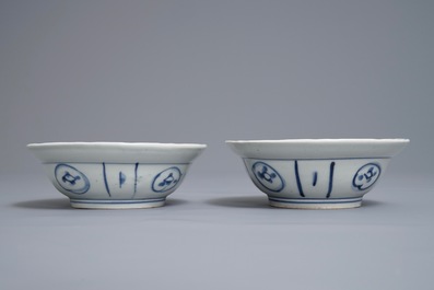 Une paire de bols en porcelaine bleu et blanc d'Arita dans le style Kraak, Japon, Edo, 17/18&egrave;me