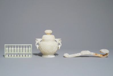 Un br&ucirc;le-parfum, un sceptre et un abaque en jade sculpt&eacute;, Chine, 19/20&egrave;me