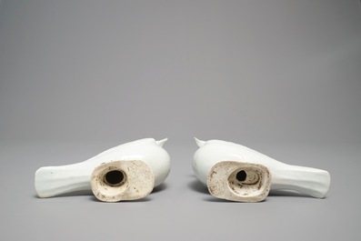 A pair of Chinese blanc de Chine models of doves, 18/19th C.