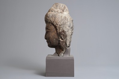 Une t&ecirc;te de Bouddha en pierre calcaire sculpt&eacute;e, Chine, Dynastie Wei du Nord (386-535)