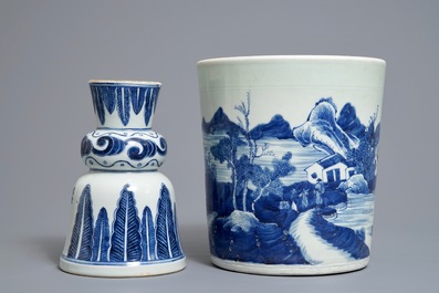 Une jardini&egrave;re et un bougeoir &agrave; inscription en porcelaine de Chine bleu et blanc, 18/19&egrave;me