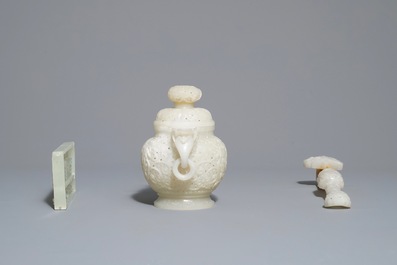 A Chinese reticulated jade incense burner, a ruyi scepter and an abacus, 19/20th C.