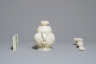 Un br&ucirc;le-parfum, un sceptre et un abaque en jade sculpt&eacute;, Chine, 19/20&egrave;me