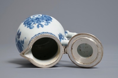 Une verseuse armori&eacute;e en porcelaine de Chine bleu et blanc &agrave; monture en argent, Qianlong