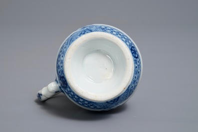 Une verseuse armori&eacute;e en porcelaine de Chine bleu et blanc &agrave; monture en argent, Qianlong