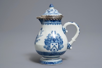 Une verseuse armori&eacute;e en porcelaine de Chine bleu et blanc &agrave; monture en argent, Qianlong