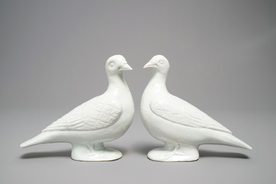 Een paar Chinese blanc de Chine modellen van duiven, 18/19e eeuw