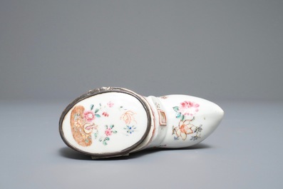 Une bo&icirc;te &agrave; tabac en porcelaine de Chine famille rose &agrave; monture en argent, Qianlong