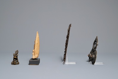 Twee Tibetaanse votieve plaquettes, een amulet in zilver en koraal en een bronzen groepje, 18/19e eeuw