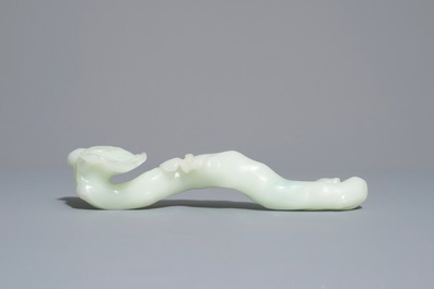 Een Chinese lichte celadon jade ruyi scepter, 19/20e eeuw