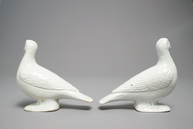 Une paire de colombes en porcelaine blanc de Chine, 18/19&egrave;me