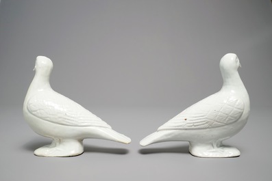 A pair of Chinese blanc de Chine models of doves, 18/19th C.