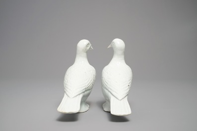 Een paar Chinese blanc de Chine modellen van duiven, 18/19e eeuw