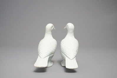 A pair of Chinese blanc de Chine models of doves, 18/19th C.