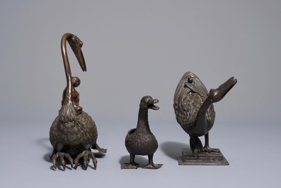 Drie Chinese bronzen wierookbranders in de vorm van eenden en ganzen, 18/19e eeuw