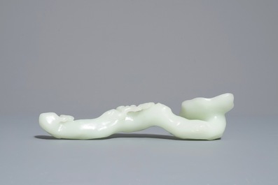 Een Chinese lichte celadon jade ruyi scepter, 19/20e eeuw