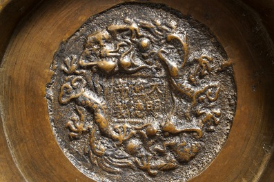 Een Chinese met zilver ingelegde bronzen wierookbrander en een vaas, Shishou merk, 19e eeuw