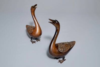 Een paar Chinese bronzen wierookbranders in de vorm van eenden, 18e eeuw