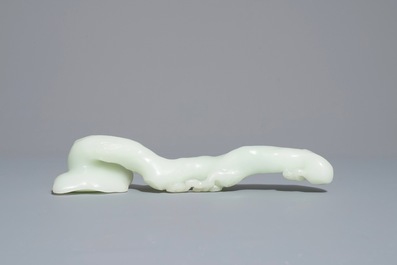 A Chinese pale celadon jade ruyi sceptre, 19/20th C.