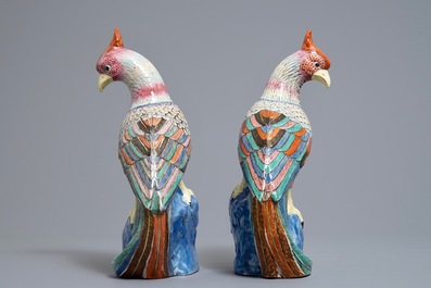 A pair of Chinese famille rose models of pheasants, 19/20th C.