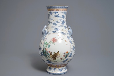 Un vase de forme hu en porcelaine de Chine famille rose, marque Qianlong, 20&egrave;me