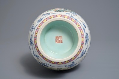 Een Chinese famille rose hu vaas, Qianlong merk, 20e eeuw