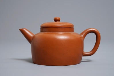 Een Chinese Yixing steengoed theepot met deksel, zes-karaktermerk, 19/20e eeuw