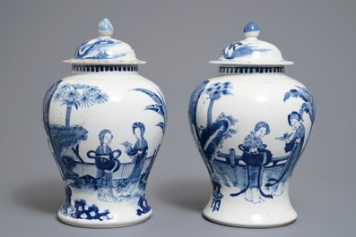Une paire de vases couverts en porcelaine de Chine bleu et blanc, marque de Kangxi, 19&egrave;me