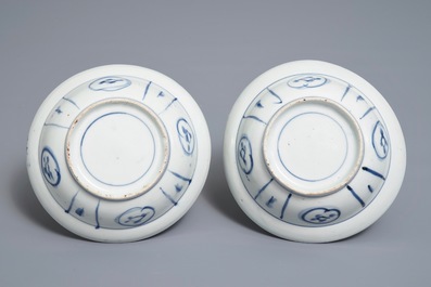 A pair of Japanese Arita blue and white Kraak-style bowls with deer, Edo, 17/18th C.