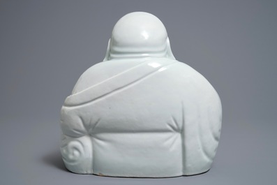 Un mod&egrave;le de Bouddha en porcelaine blanc de Chine, marque en creux, 19/20&egrave;me