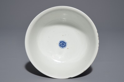 Un bol en porcelaine de Chine bleu et blanc &agrave; d&eacute;cor de ph&eacute;nix, marque de Chenghua, Kangxi